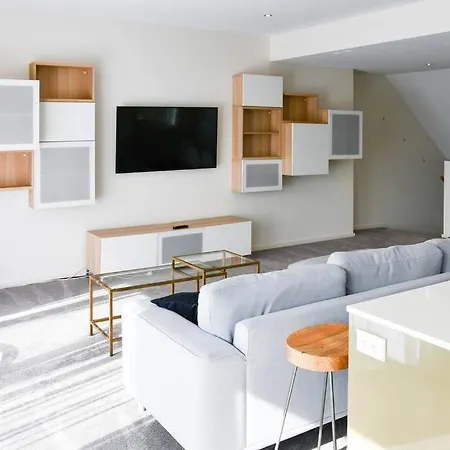 Spacious Sun-Drenched Apartment, Centrally Located Canberra Exterior photo